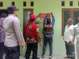 Penempelan Stiker Keluarga Miskin Penerima Bansos di Kalurahan Grogol